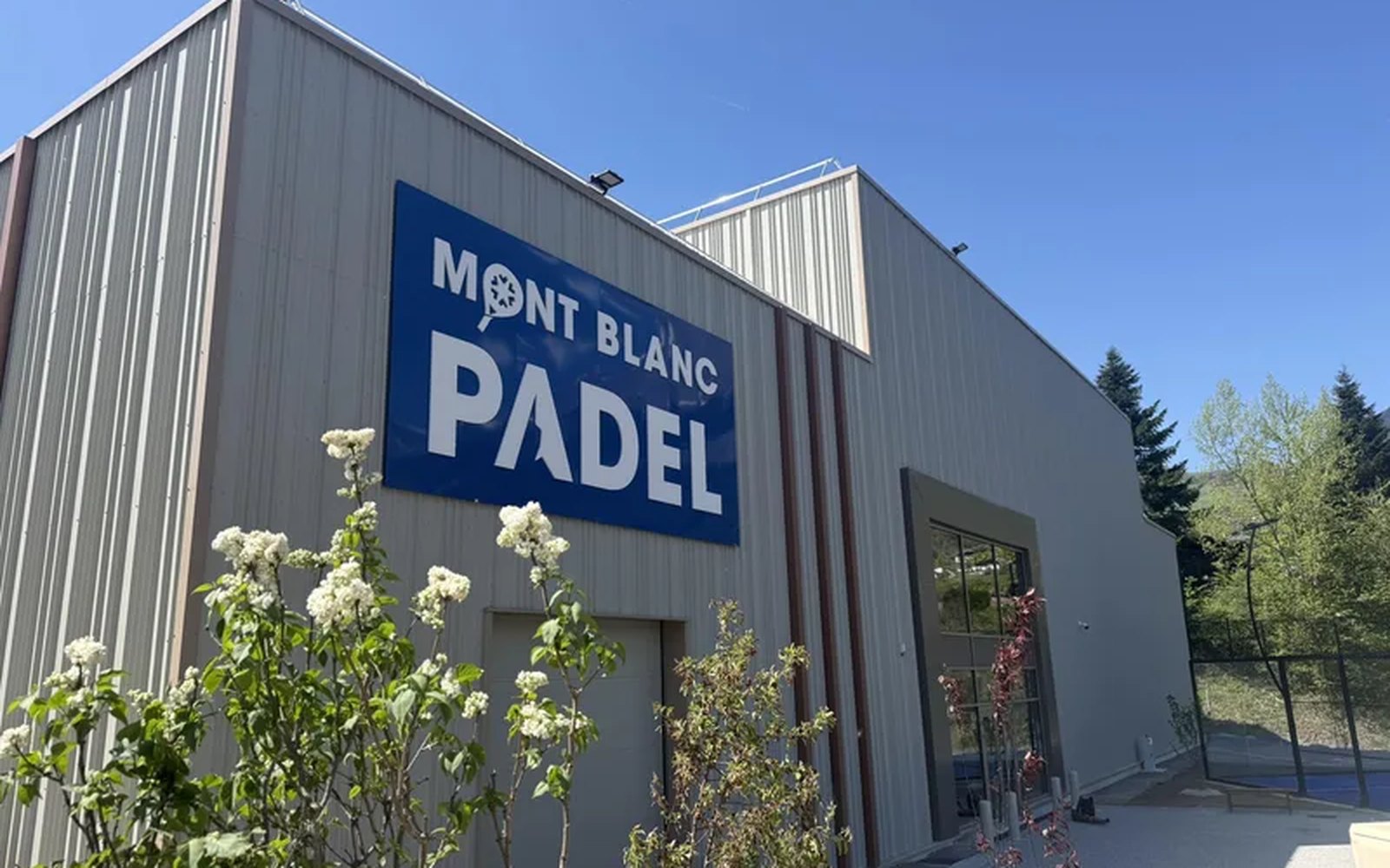 A padel match